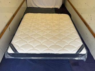 DreamCloud Hybrid King Mattress - LIKE NEW! Delivery Available
