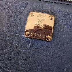 Beautiful 💙🦁 blue wristlet NWOT