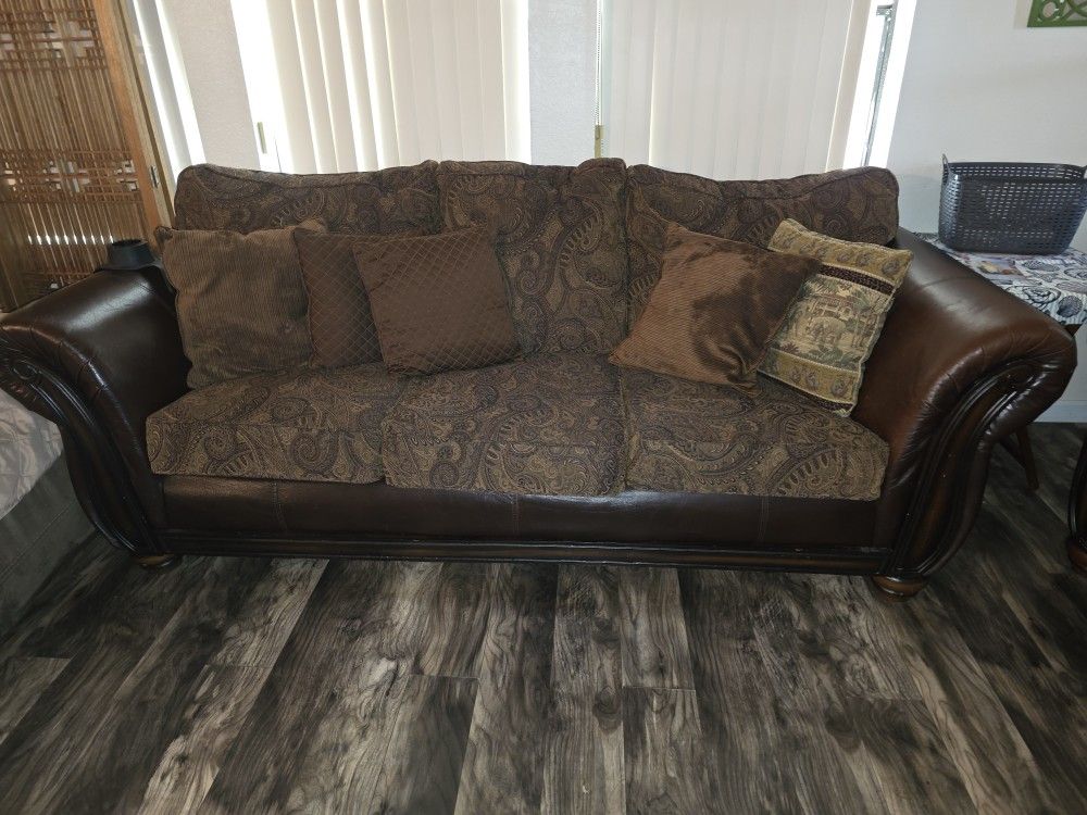 Couche-love Seat