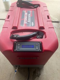 1 Dehumidifier, 1 air scrubber & 2 air movers