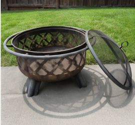 Fire Pit with Spark Screen & Safety Ring – Great Condition