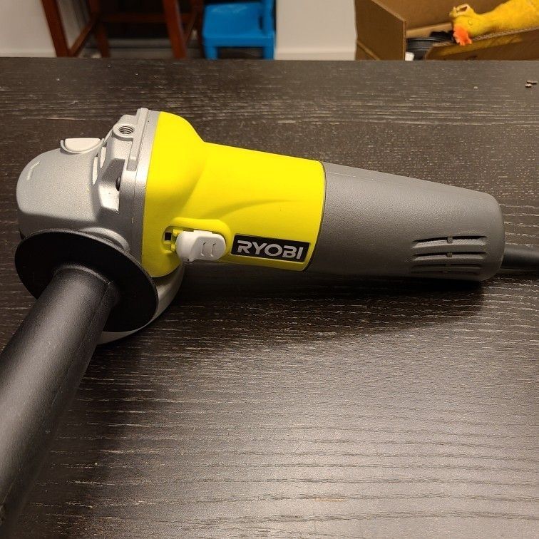 Ryobi 5.5 Amp 4.5" Angle Grinder + Handle (AG4031G)