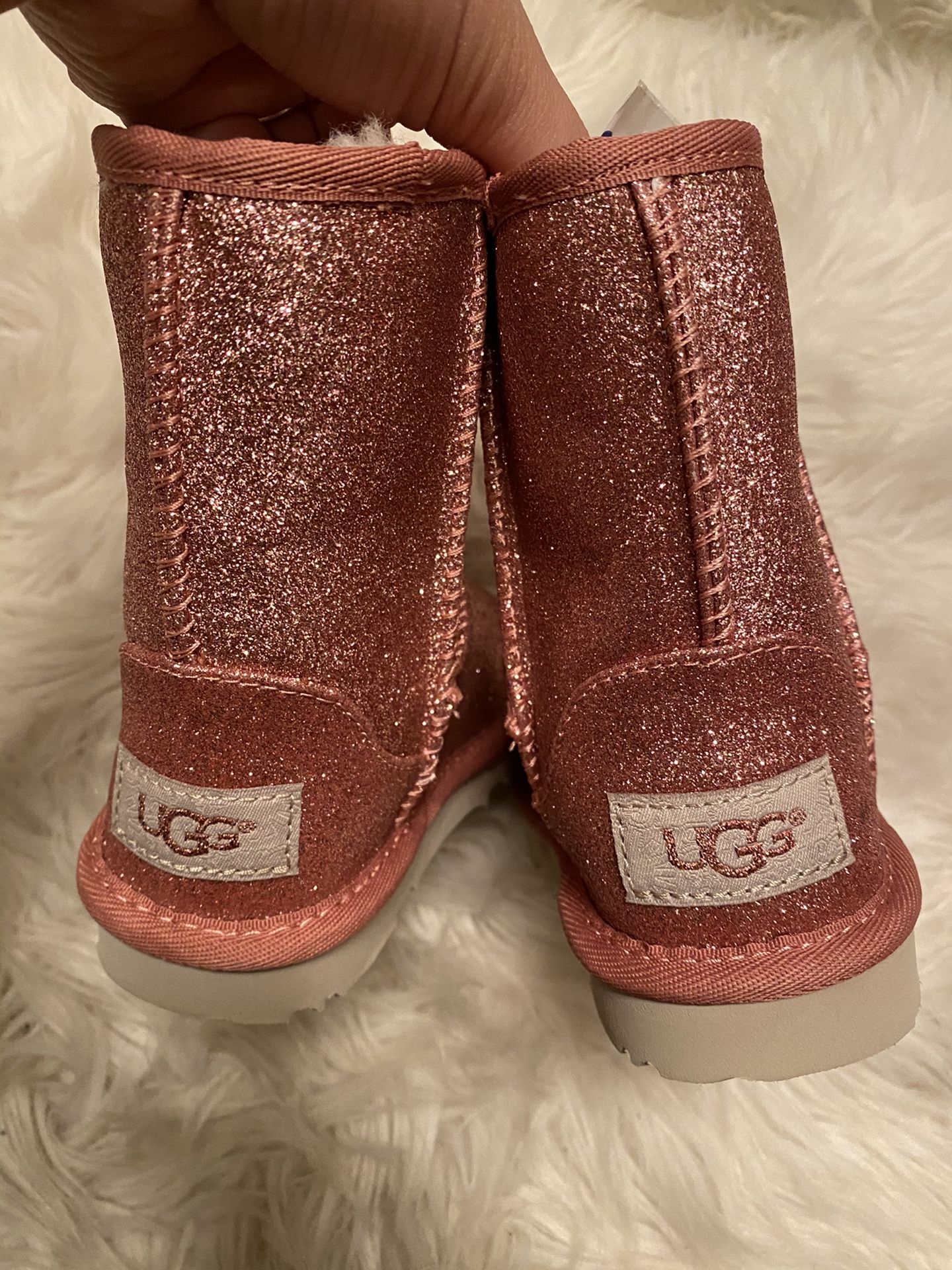 New toddler uggs 6c