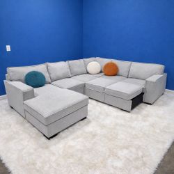 Large U-Shaped Sectional With Pullout Section In The Chase