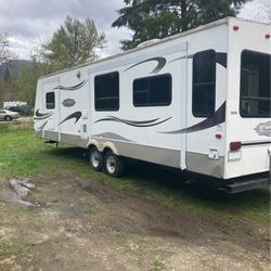 2006 Montana Mountaineer 31 Foot 2 Slide outs