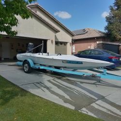 1977' Tahiti Ski Boat