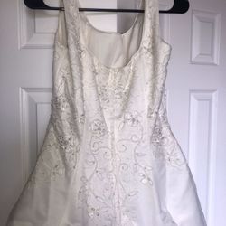 Beautiful Wedding dress 👰 with veil .