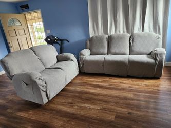 Sofas Reclinables. Semi Nuevos. Hace 2 meses los compre pero no los he usados. Me regalaron otros y por eso los vendo. Buen precio aprovecha
