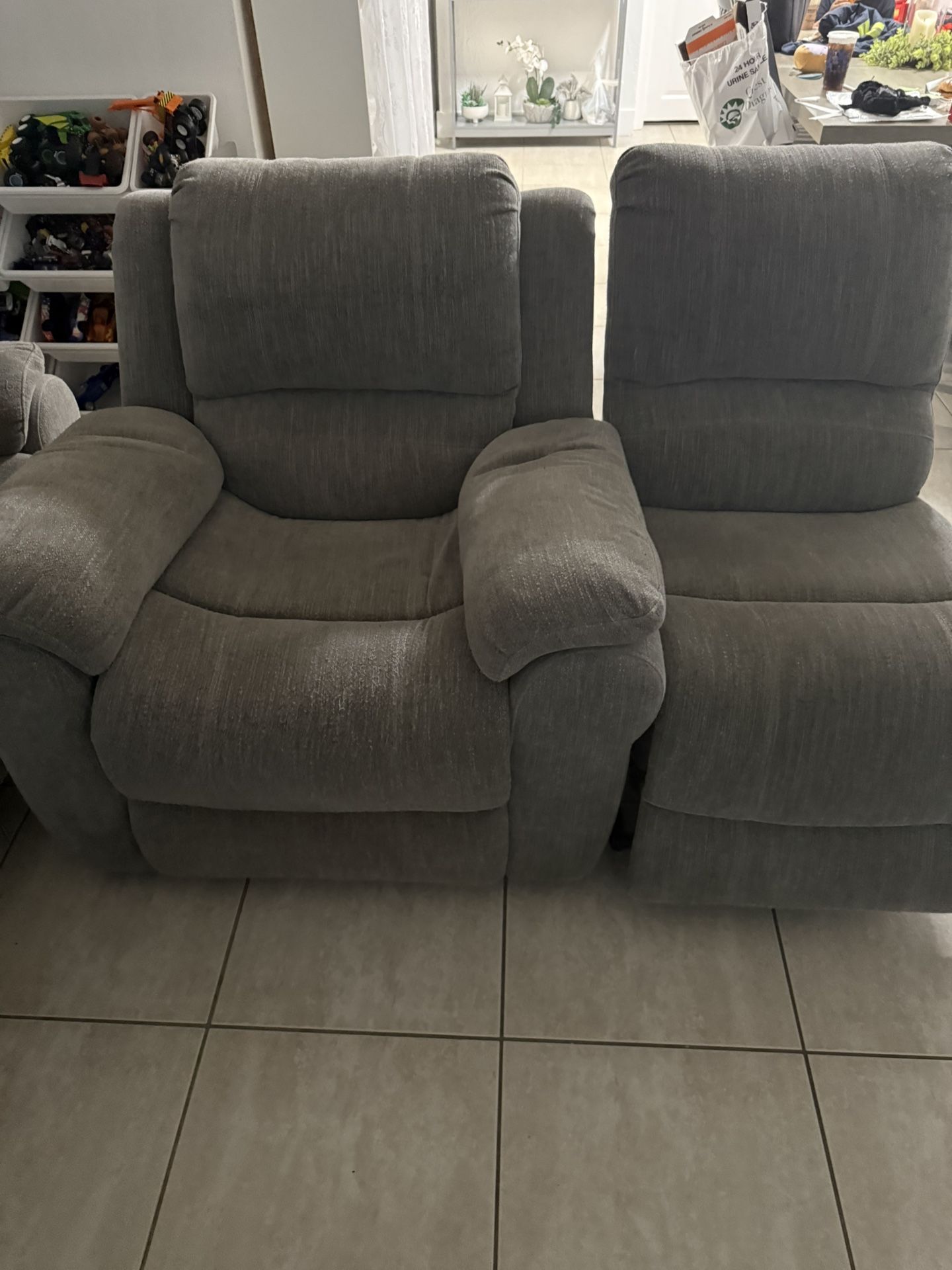 2 Muebles ( 1 Es Reclinable ) $150