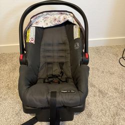 Graco baby car seat barely used