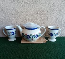 Vintage Teapot and 2 Teacups NEW! Beautiful