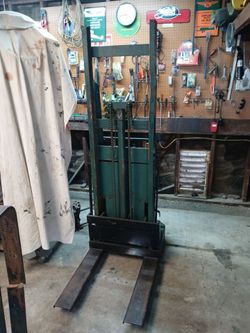 Pallet stacker