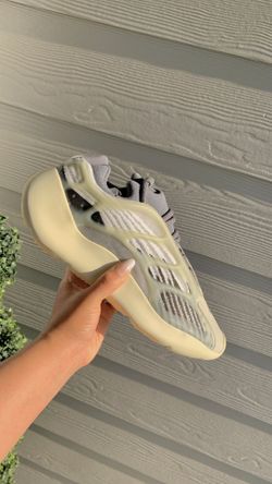 Yeezy 700 V3 Size: 9.5 “Fade Salt”