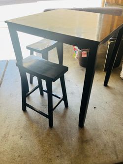 Black table w 4 stools