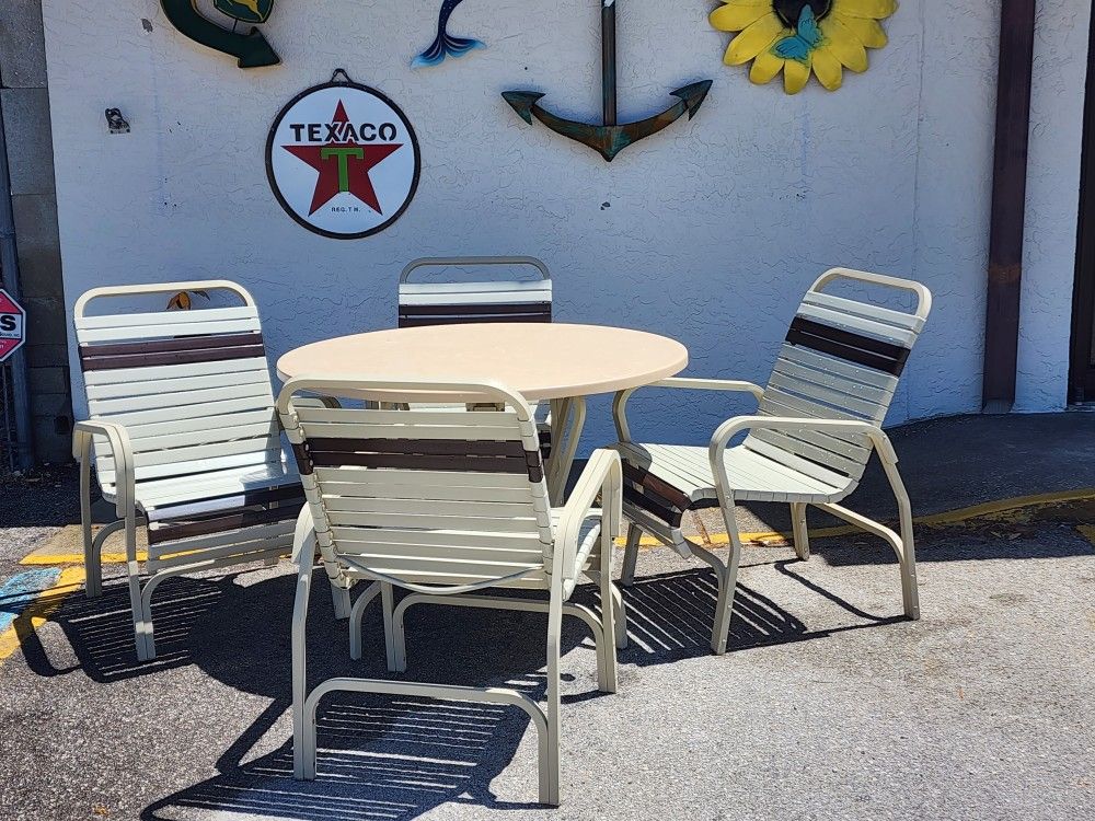 Outdoor Patio Table And 4chairs Great Condition