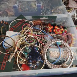 Mixed jewelry and beeds