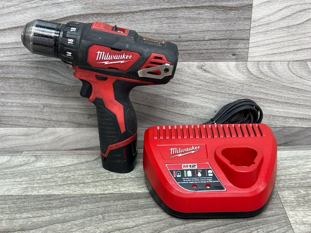 Milwaukee Tools 2407-20 12V 3/8" Drill Driver w/ Battery & Charger (A1D026751)