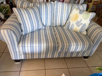 Loveseat-excellent-like new