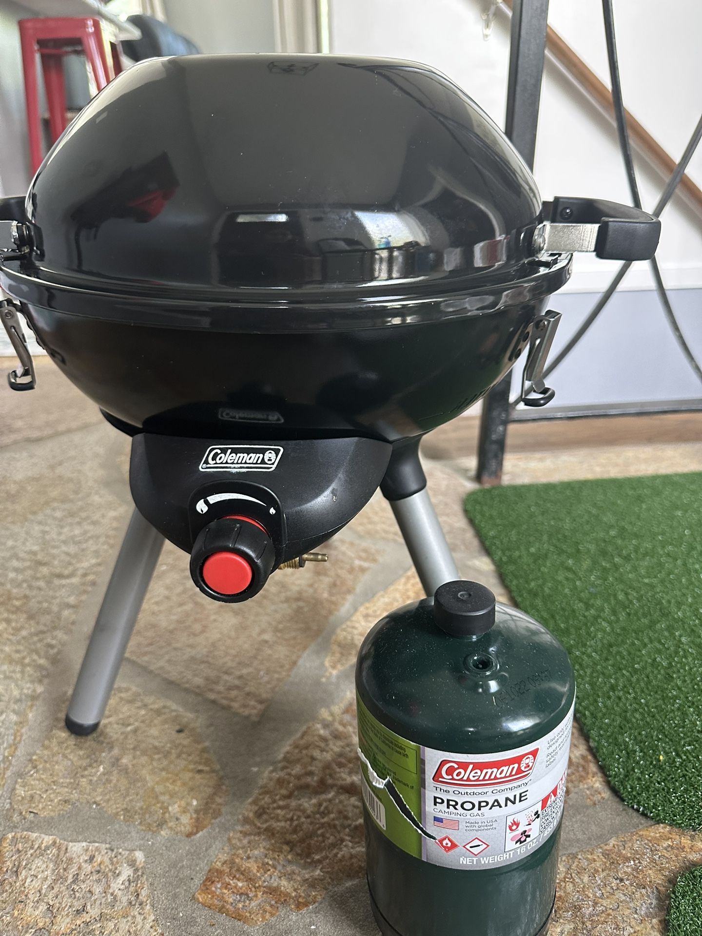 Coleman portable gas camping grill( self igniting)(excellent condition)