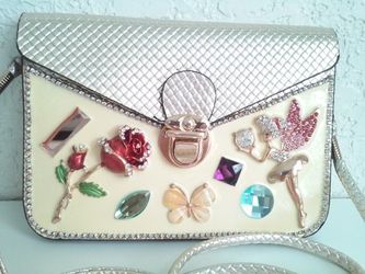 NEW WOMEN PURSE, FRONT IS FAUX  PORCELAIN WITH CRYSTALS STONES, BUTTERFLY, FLOWER, MADE IN PARIS, STUNNING 