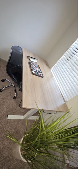 Modern Electric Standing Desk – Excellent Condition!