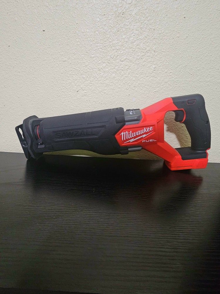 MILWAUKEE M18 FUEL SAWZALL