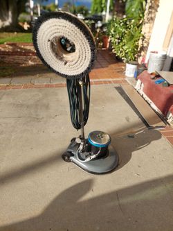 Scrubing floor machine perfect condicion  325.00