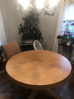 Dinning room table no chairs