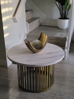 Moderna Mesa De Centro Sin Usar Mide 25 X 37 Pulgadas 