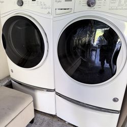 Whirlpool 4.5 CuFt Front Load Washer 7.4 CuFt GAS Dryer with Pedestals  in White