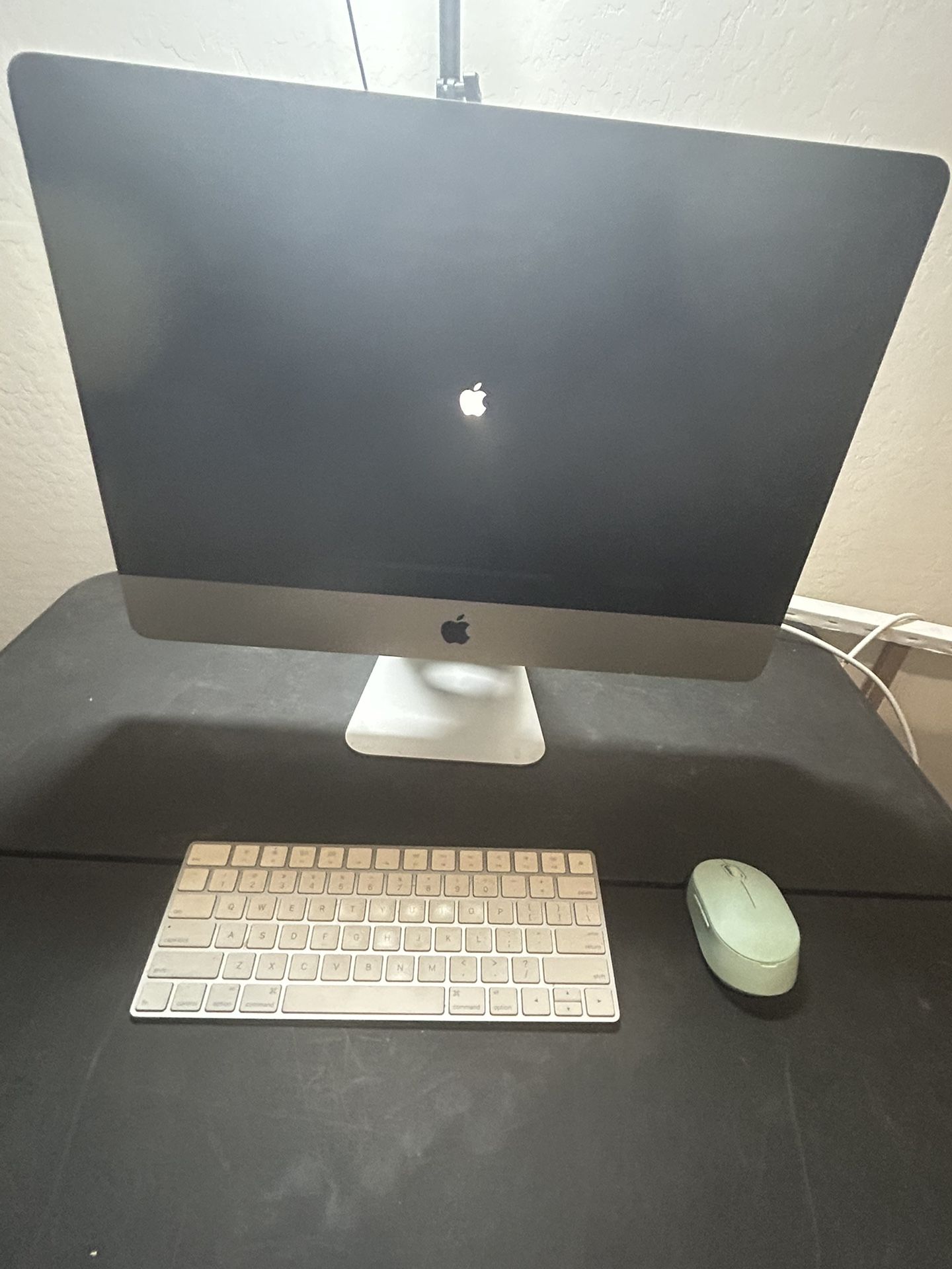 Apple iMac 21.5 (2014) + Apple Keyboard & Mouse & Mouse Pad – Works Great!