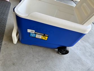 Igloo Wheelie Cool 38-Quart Rolling Cooler