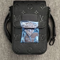 lv s lock vertical wearable wallet