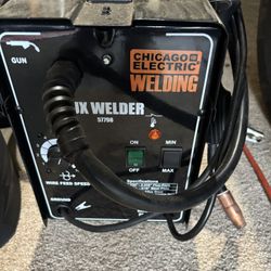 CHICAGO ELECTRIC Flux 125 Welder