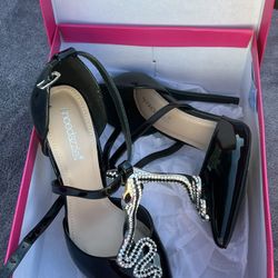 Black Heels With Snake Design Size 7.5