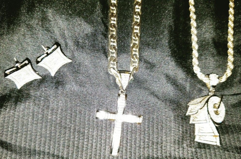 Styling my 925 chain and charm $600 for both $300 for one