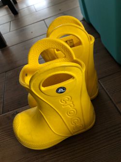 Kids croc rain boots size 7