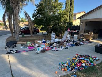 Yard sale Visalia 4018 and west elowin ct near demaree