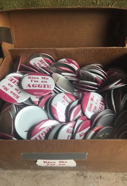 Kiss me pin buttons.