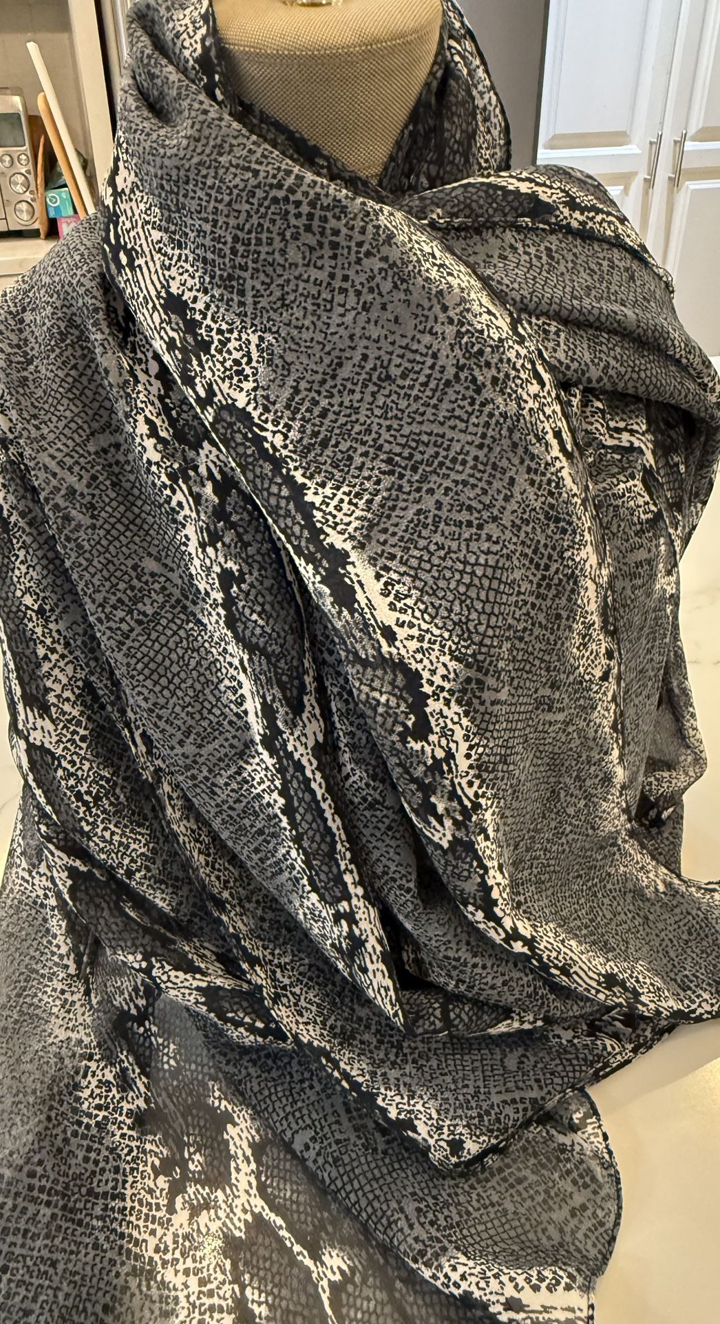 Chic and large Black and White Animal Print Scarf