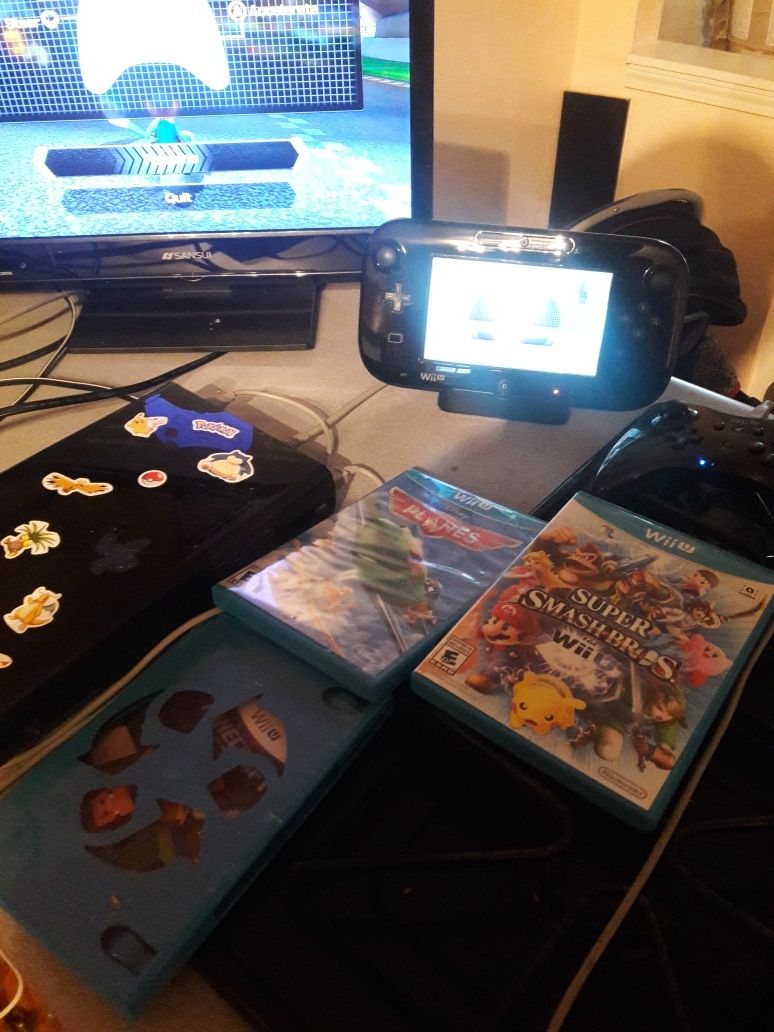 Nintendo Wii U.. 4 games an extra controller