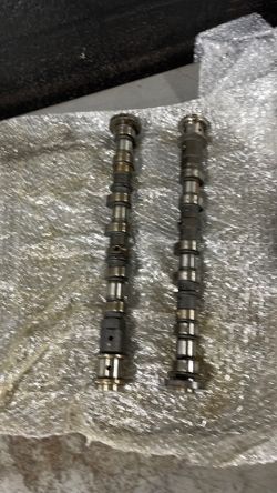 3.6 l pentastar left side intake and exhaust camshafts