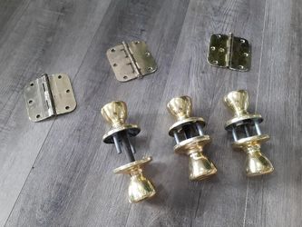 DOOR KNOBS AND HINGES 