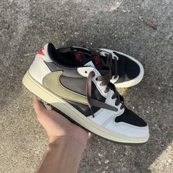 Travis Scott Jordan 1 Olive Size 8.5