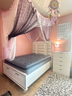 RC Willey Queen Storage Bedroom Set – Excellent Condition – $850