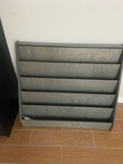 Book display shelf
