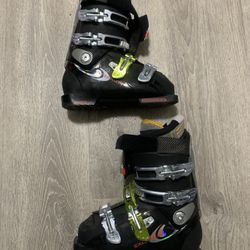 Salomon Women’s Ski Boots Size 24/24.5