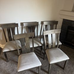 5 Saturday Dining Chairs With Matching Table