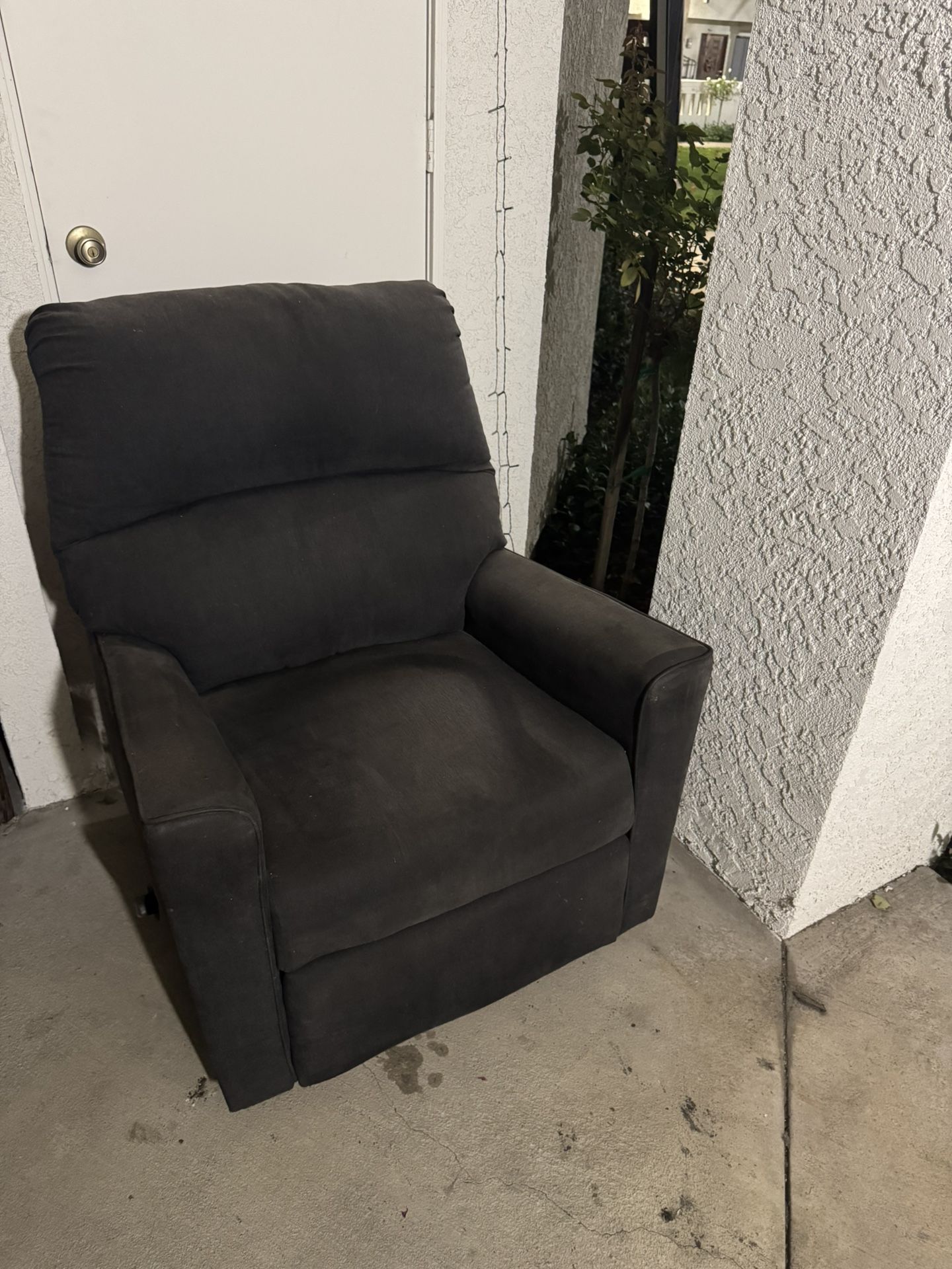 ποΈ Cozy Recliner Chair β Super Comfy & Ready to Relax! π