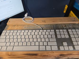 Apple USB Wired Keyboard with Numeric Keypad (A1243)